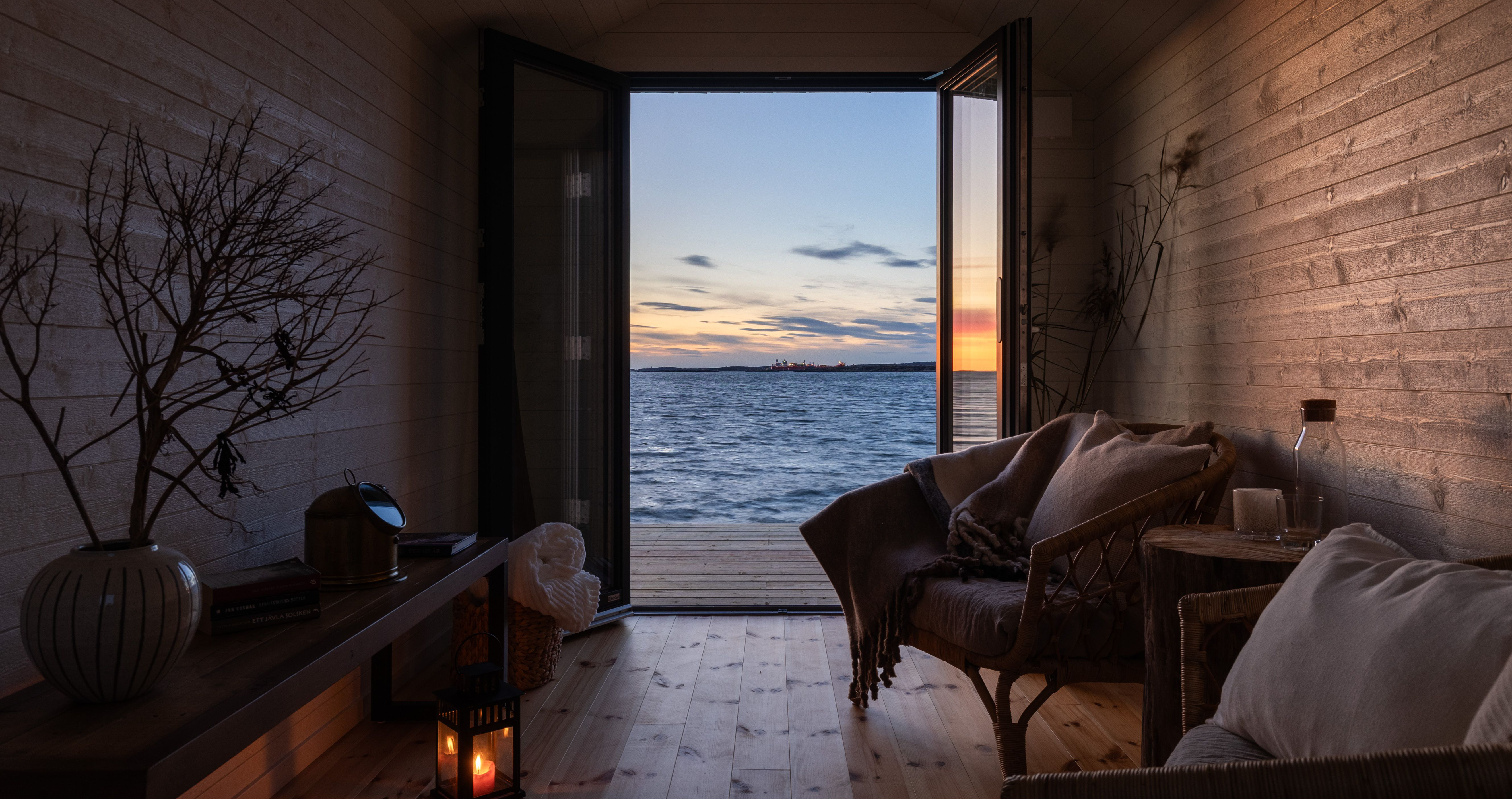 Sjöbodar till salu vid havet