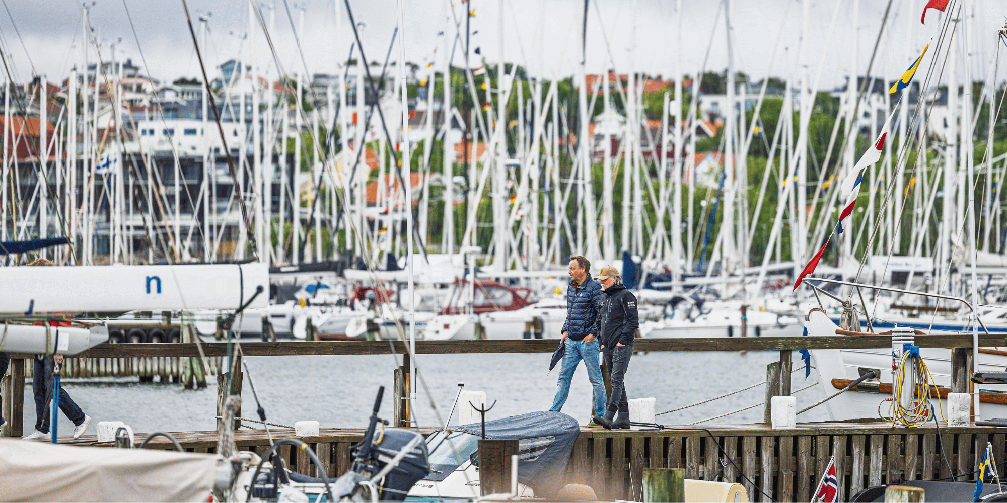 Människor som går på en brygga