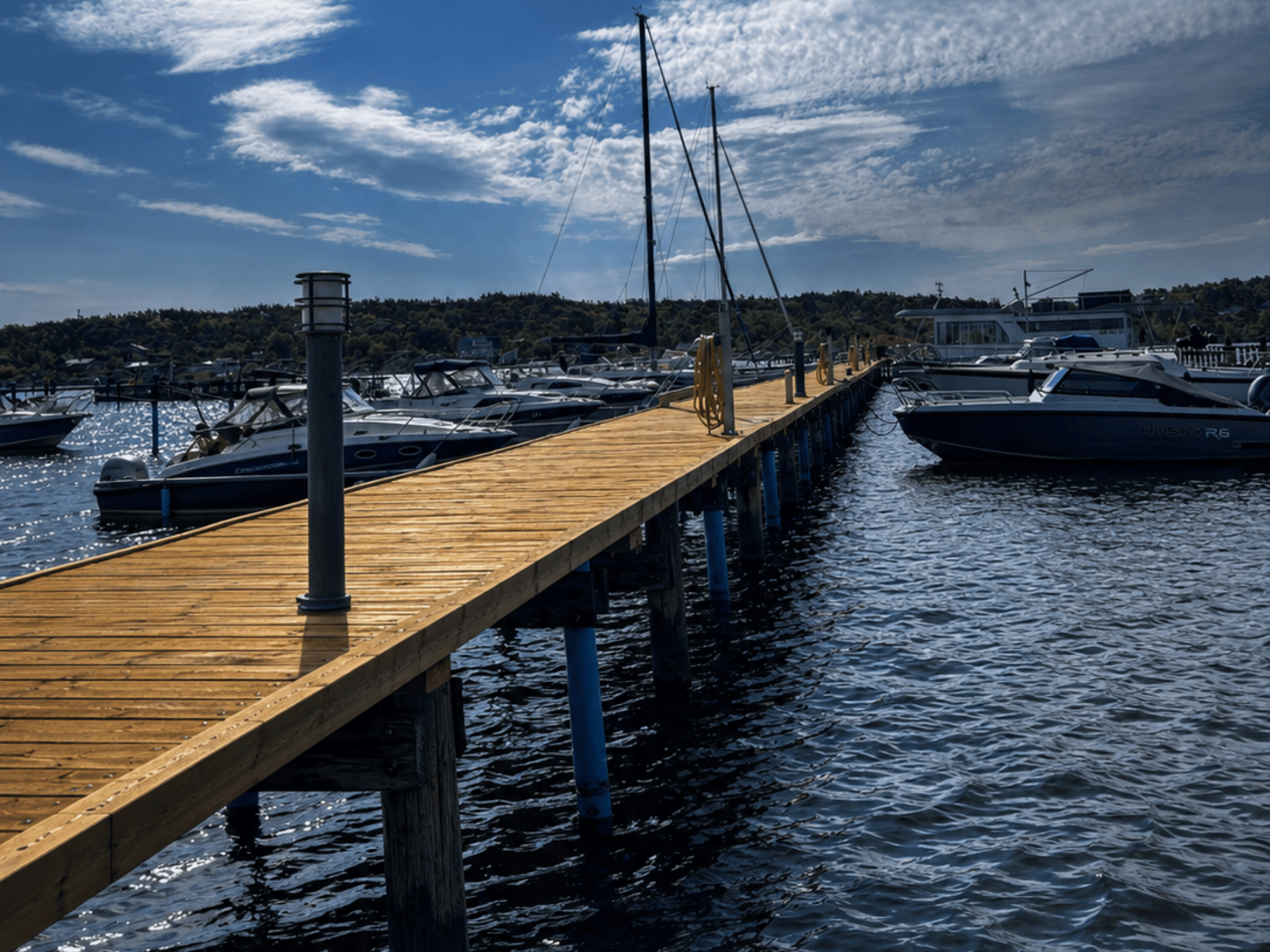 Brygga A – vy över hamnen