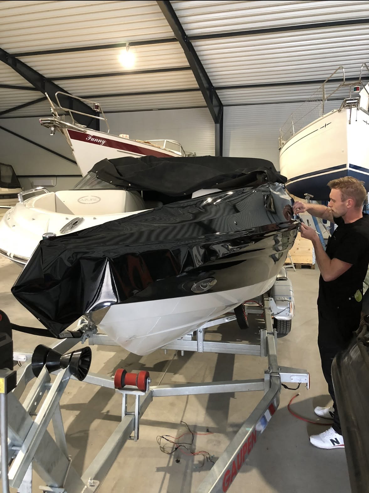 MH Marine arbetar på en båt