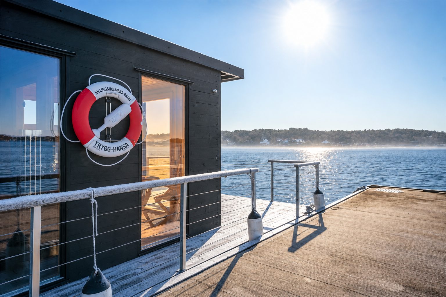 Bastun vid bryggan en frostig vintermorgon