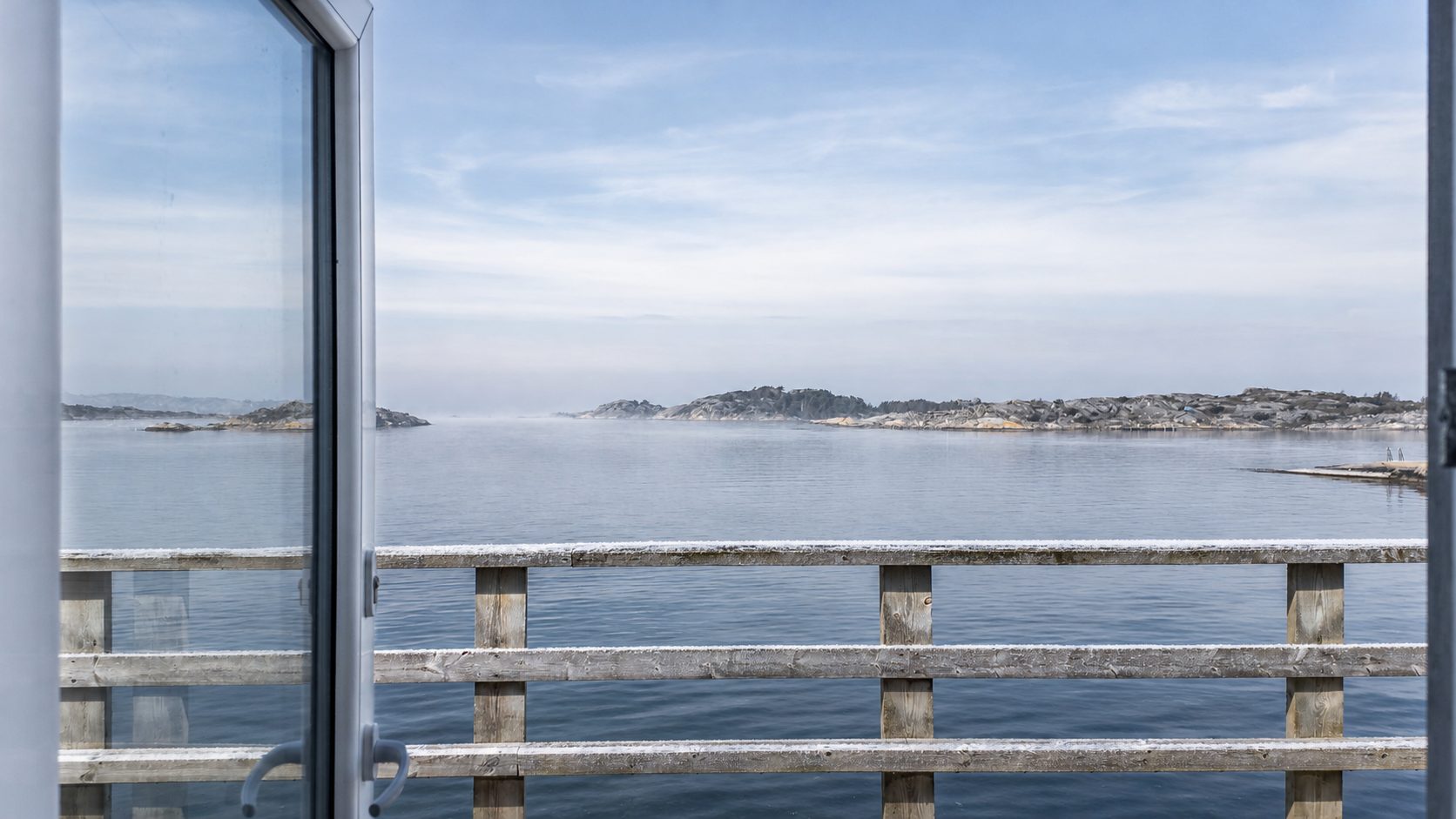 Frostigt räcke och utsikt över skärgården