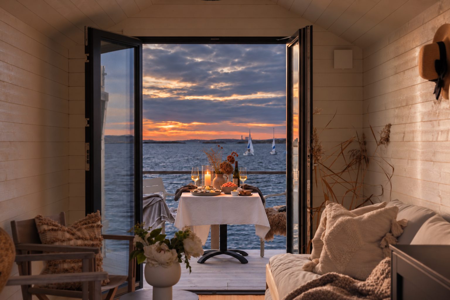 Dukat bord vid havet i skymningen