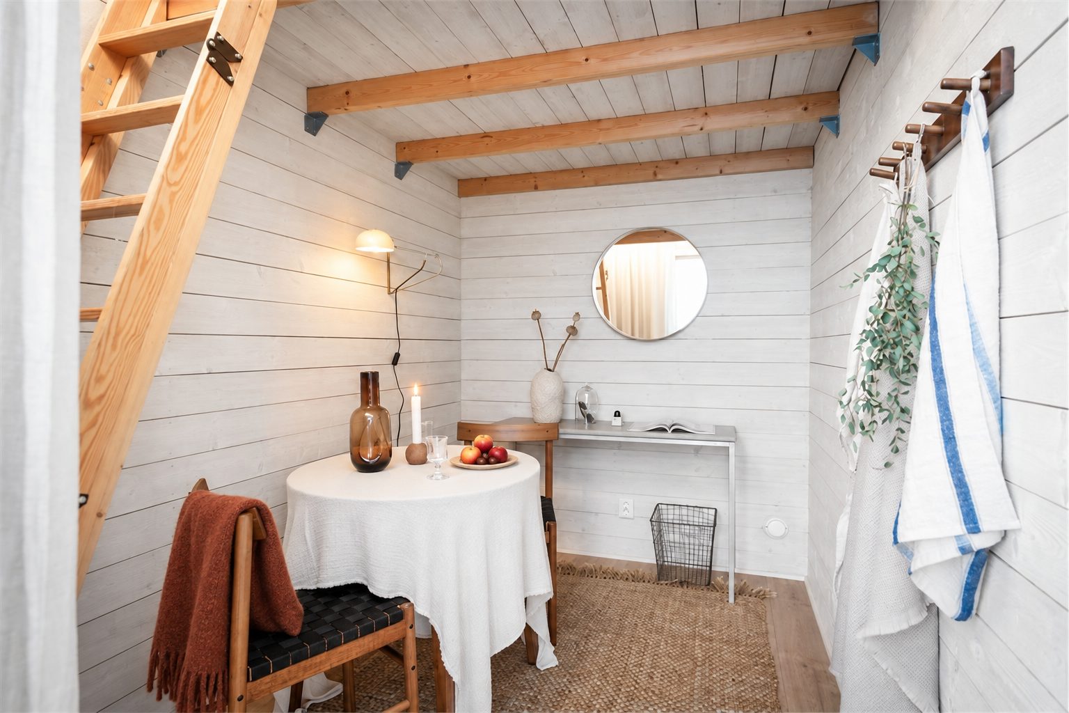 Matplats i sjöboden med tända ljus