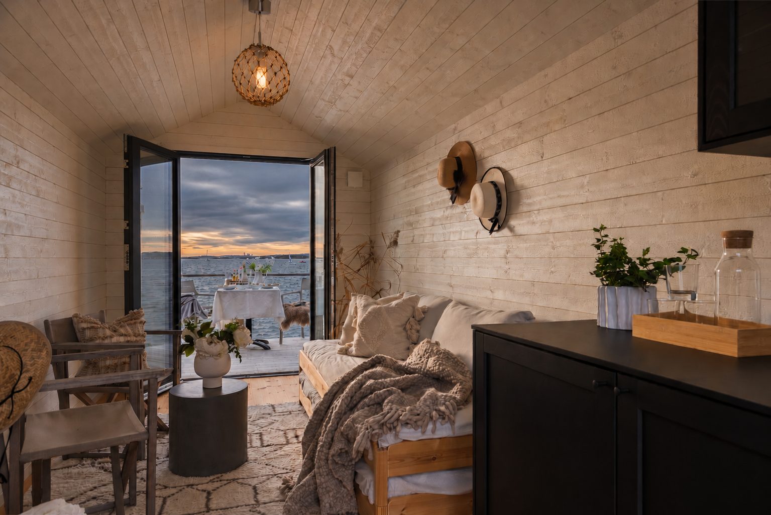 Interiör i sjöboden med utsikt mot havet